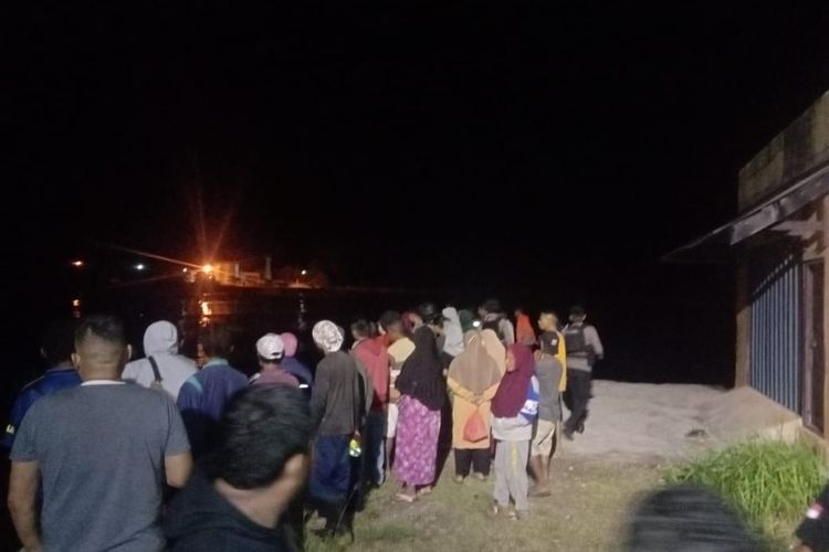 Warga Desa Fattolo, Kecamatan Bula, Kabupaten Seram Bagian Timur, Maluku berusaha mencari seorang kerabata mereka yang hilang saat pergi melaut, Rabu (14/6/2023)