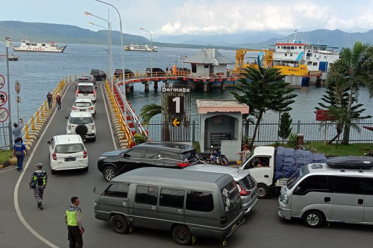 Penumpukan kendaraan di Pelabuhan ASDP Ketapang Banyuwangi 