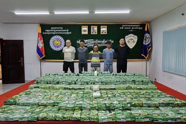 Narkoba seberat 1,5 ton disita bersama kelima tersangka di Kamboja. 
