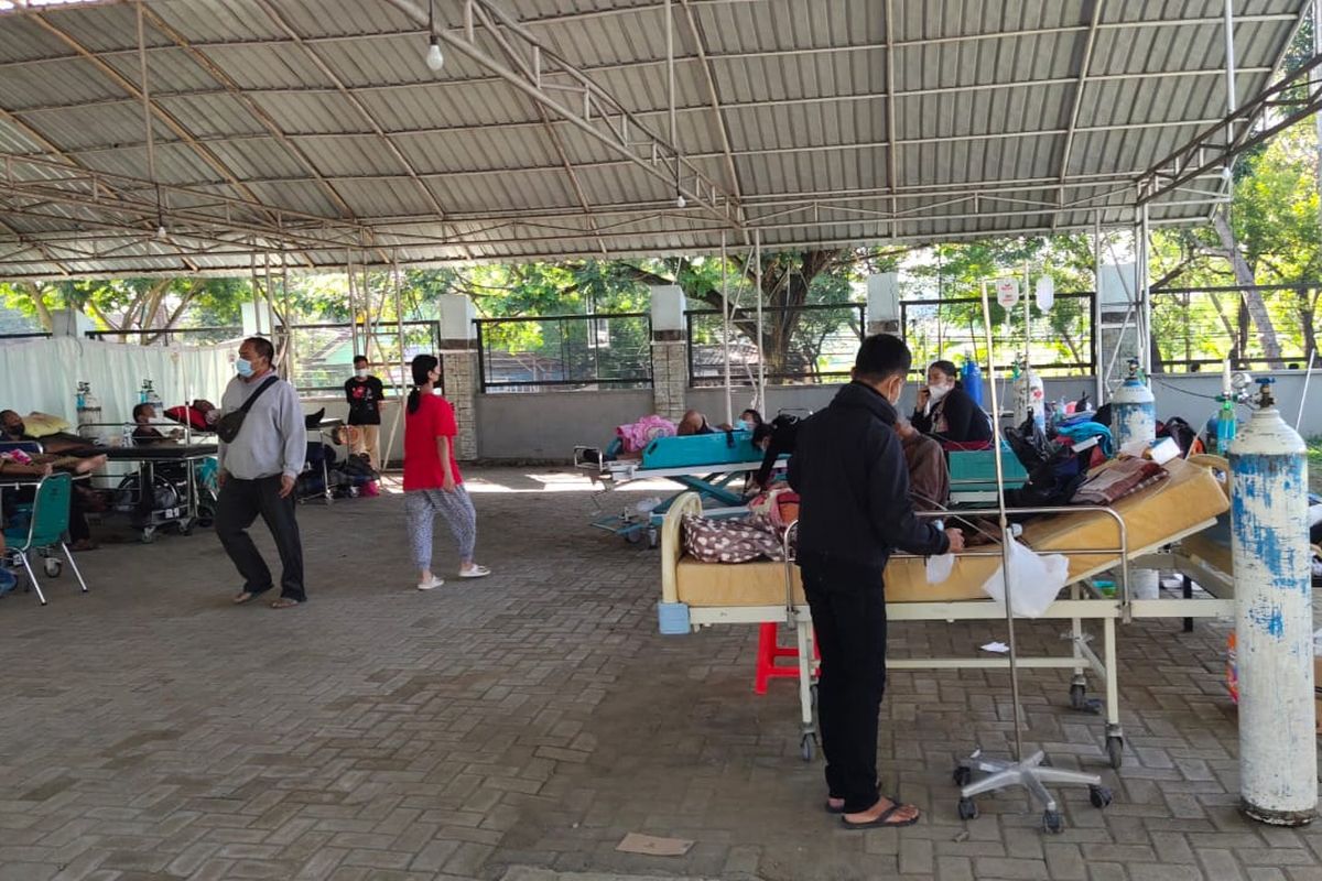   MENUMPUK—Delapan pasien covid-19 terpaksa dirawat di luar tenda darurat di RSUD dr.Hardjono Ponorogo. Di rumah sakit milik Pemkab Ponorogo itu terjadi penumpukan 28 pasien covid-19 yang mengantri di tenda dan luar tenda untuk mendapatkan perawatan di ruang isolasi di rumah sakit tersebut.