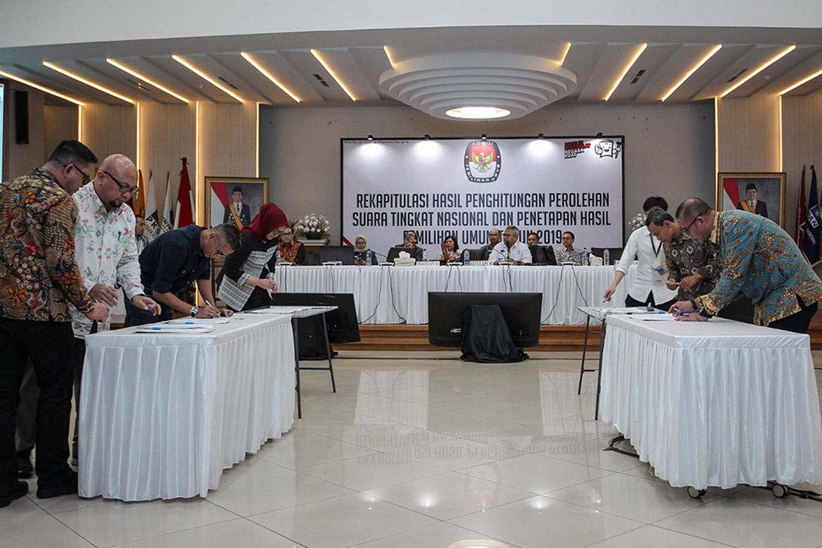 Komisioner KPU menandatangani dokumen keputusan rekapitulasi hasil penghitungan perolehan suara tingkat nasional dan penetapan hasil Pemilihan Umum tahun 2019 di gedung KPU, Jakarta, Selasa (21/5/2019) dini hari. KPU menetapkan pasangan Capres-Cawapres nomor urut 01 Joko Widodo-Maruf Amin menjadi pemenang Pilpres 2019 dengan total perolehan suara sebesar 85.607.362 atau 55,50 persen dan Partai Demokrasi Indonesia Perjuangan (PDIP) memperoleh suara terbanyak dengan 27.053.961 atau 19,33 persen.