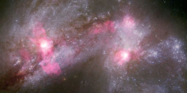 Gambar di atas menunjukkan dua galaksi bertabrakan.  Titik terang di sebelah kiri disebabkan oleh ledakan bintang - secara efektif menciptakan apa yang disebut angin galaksi - meniupkan debu dan gas darinya.