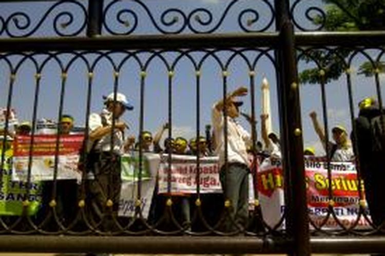 Aksi karyawan PT Merpati Airlines unjuk rasa di depan kantor gubernur Jatim.