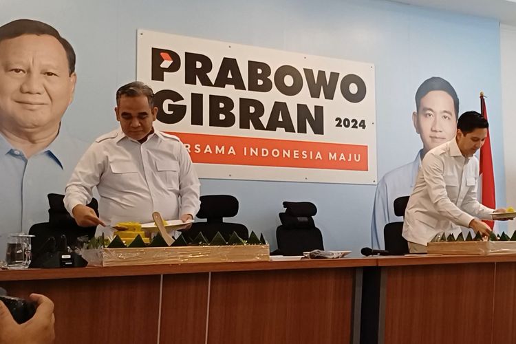 Sekretaris Jenderal (Sekjen) Partai Gerindra Ahmad Muzani potong tumpeng di Medcen Prabowo Gibran, Jakarta, Selasa (6/2/2024).