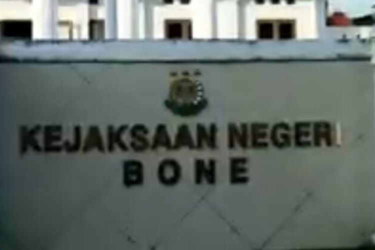 Kejaksaan Negeri Watampone, Kabupaten Bone, Sulawesi Selatan telah dua kali menetapkan sebagai tersangka korupsi seorang kepala desa incumbent yang menang dalam Pilkades Serentak. Jumat, (3/12/2021).