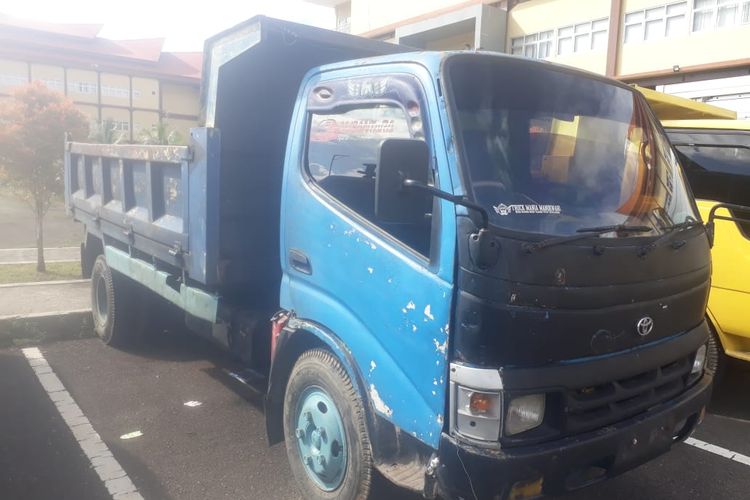 Salah satu kendaraan Dum truk yang diamankan Polda Papua Barat sebagai barang bukti