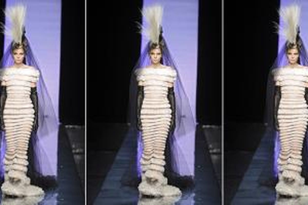 Andreja Pejic saat berjalan di atas catwalk memeragakan koleksi salah satu desainer internasional.