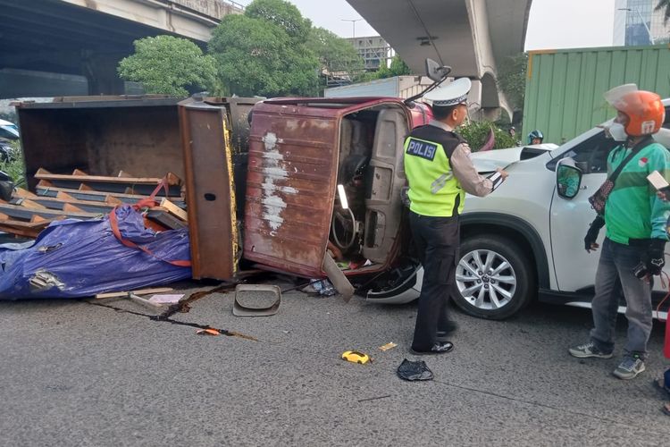 Akibat rem blong, sebuab truk terguling hingga tabrak minibus dan sepeda motor di Kelapa Gading, Jakarta Utara. Senin (15/7/2024).