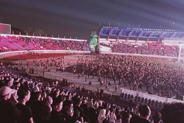 Suasan konser Dewa-19 di Stadion Si Jalak Harupat, Kabupaten Bandung, Jawa Barat pada Sabtu (19/8/2023)
