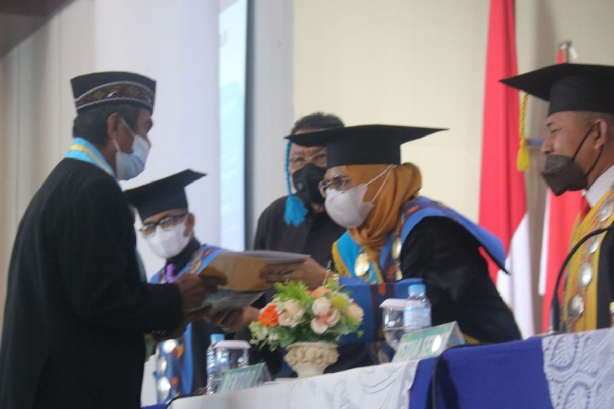 Hasanuddin Daeng Gassing, wakili wisuda anaknya yang meninggal dunia di kampus IAIN Sultan Qaimuddin Kendari. (Foto Dokumentasi Humas IAIN Sultan Qaimuddin Kendari)