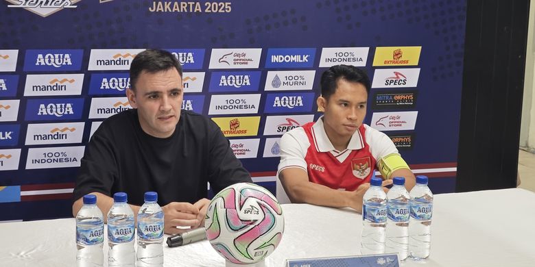 Pelatih Timnas Futsal Indonesia, Hector Souto, dan kapten Mochammad Iqbal Iskandar