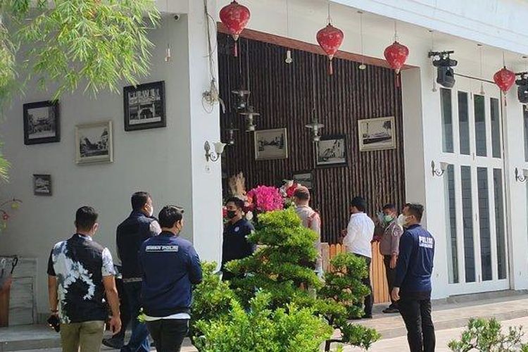 Suasana depan rumah milik Apin BK alias Jhoni, bos judi online terbesar di Sumut, yang berada di Kompleks Cemara Asri, Jalan Palem nomor 28, Kecamatan Percut Seituan, Sumut, digeledah polisi, Jumat (19/8/2022). 

