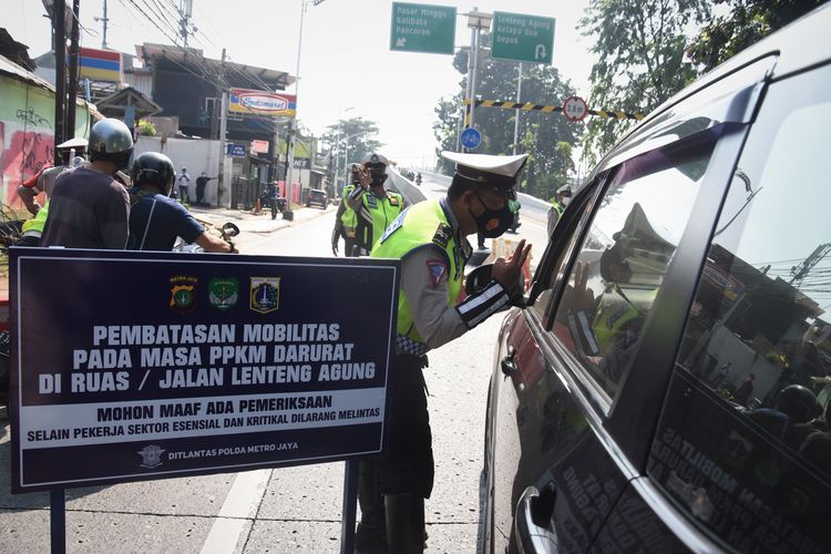 Polisi mengalihkan arus lalu lintas pengendara di pos penyekatan pembatasan mobilitas masyarakat pada PPKM Darurat di wilayah perbatasan menuju Jakarta di Jalan Raya Lenteng Agung, Jakarta, Sabtu (3/7/2021). Polisi melakukan penyekatan di 63 titik wilayah di Jadetabek untuk membatasi mobilitas warga saat pemberlakuan pembatasan kegiatan masyarakat (PPKM) Darurat di Jakarta yang akan berlangsung hingga 20 Juli 2021 mendatang. ANTARA FOTO/Indrianto Eko Suwarso.