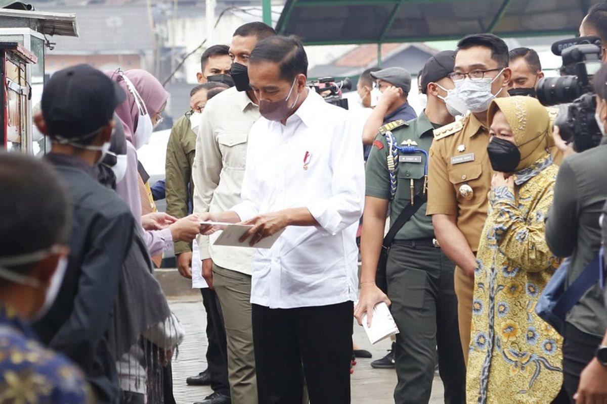 Dokumentasi Giat Presiden RI dan Menteri Sosial dalam rangka penyaluran Bantuan Sosial dan BLT Minyak Goreng di Pasar Rakyat Cisarua, Kab. Bogor Jawa Barat, Kamis (21/04/2022). 