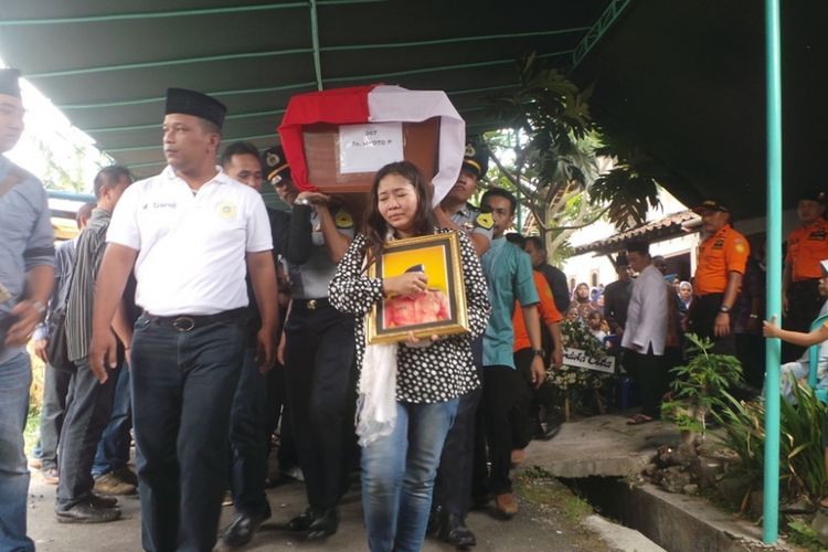 jenazah Nyoto Purwanto (36), anggota Basarnas yang menjadi salah satu korban kecelakaan helikopter Basarnas di Temanggung dalam perjalanan ke pemakamn umum di Dusun Promasan RT 01 RW 02, Kelurahan Kumpulrejo, Kecamatan Argomulyo, Kota Salatiga, Senin (3/7/2017) siang.