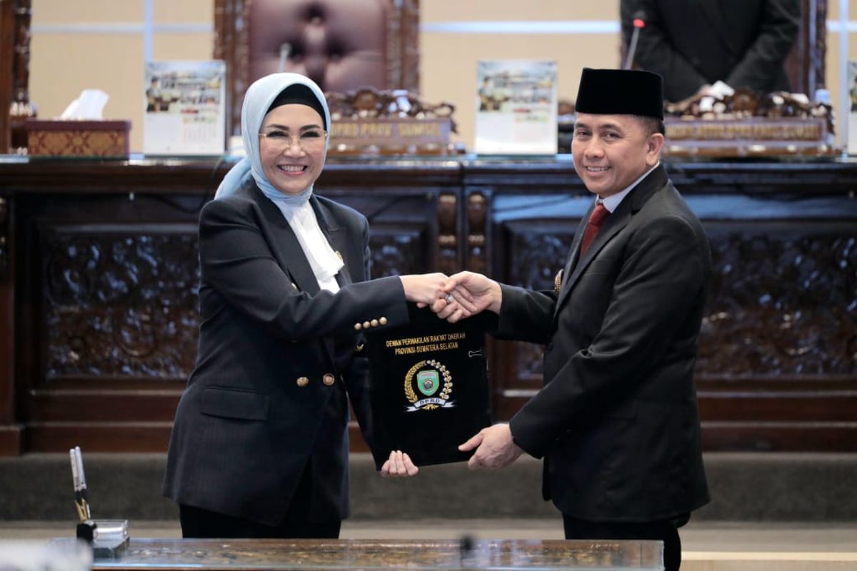 Penjabat (Pj) Gubernur Sumatera Selatan (Sumsel) Agus Fatoni mengajukan enam Rancangan Peraturan Daerah (Ranperda) Provinsi Sumsel dalam Rapat Paripurna LXXXIII Dewan Perwakilan Rakyat Daerah (DPRD) Provinsi Sumsel 2024 di Palembang, Senin (22/4/2024).