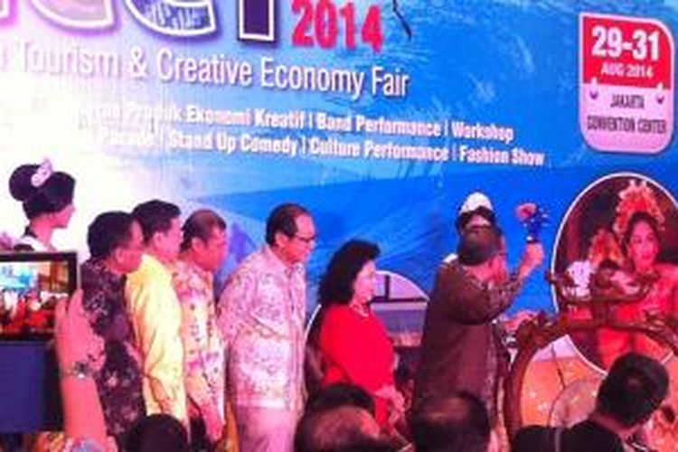 Pemukulan gong oleh Wakil Menteri Pariwisata dan Ekonomi Kreatif Sapta Nirwandar saat meresmikan Indonesia Tourism and Creative Economy Fair atau ITCEF 2014 di JCC, Jumat (29/8/2014).