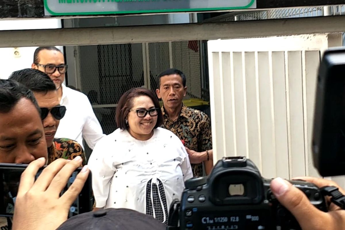 Komedian Nunung (berbaju putih) tiba di Pengadilan Negeri Jakarta Selatan, Jalan Ampera Raya, Jakarta, Rabu (2/10/2019).