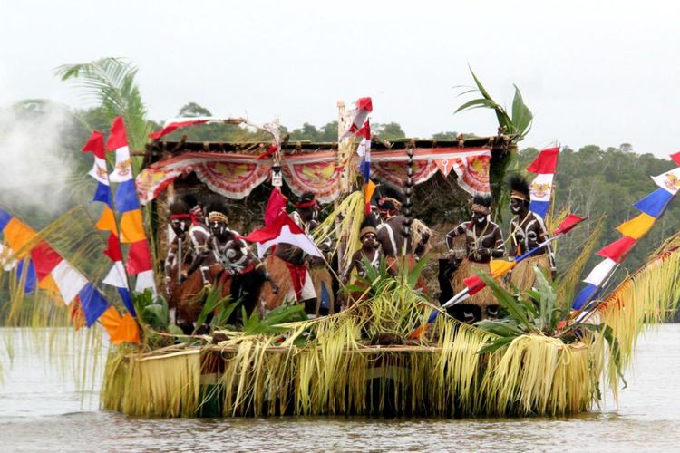 Festival perahu di Keakwa, Mimika, Papua untuk merayakan HUT ke-77 RI.