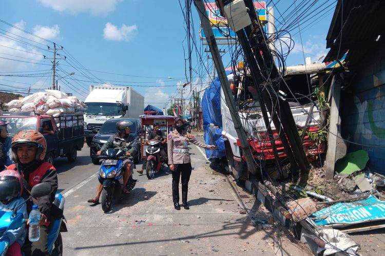 Truk yang mengalami rem blong menabrak mobil parkir dan rumah warga di Langensari Ungaran Kabupaten Semarang.