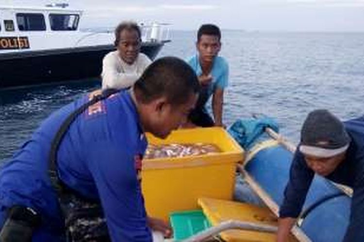 Fiber berisi ikan yang diamankan polisi dari sebuah kapal motor di Tanjung Kalian Bangka Barat