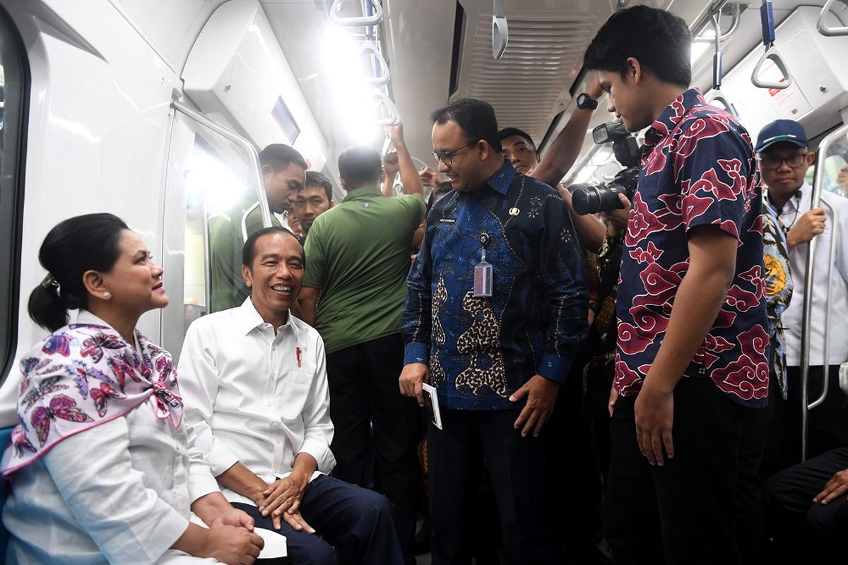 Presiden Joko Widodo (kedua kiri) didampingi Ibu Negara Iriana Joko WIdodo (kiri) berbincang dengan Gubernur DKI Jakarta Anies Baswedan (kedua kanan) ketika mencoba MRT dengan rute stasiun Bundaran HI-Lebak Bulus-Istora di Jakarta, Kamis (21/3/2019). ANTARA FOTO/Akbar Nugroho Gumay/ama.
