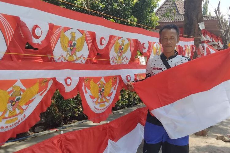 Dadang Bentar (51) warga asal Garut Jawa Barat, yang datang ke Palembang untuk berdagang bendera di sepanjang jalan POM XI, tepatnya di depan gedung DPRD Provinsi Sumatera Selatan, Senin (8/8/2022).