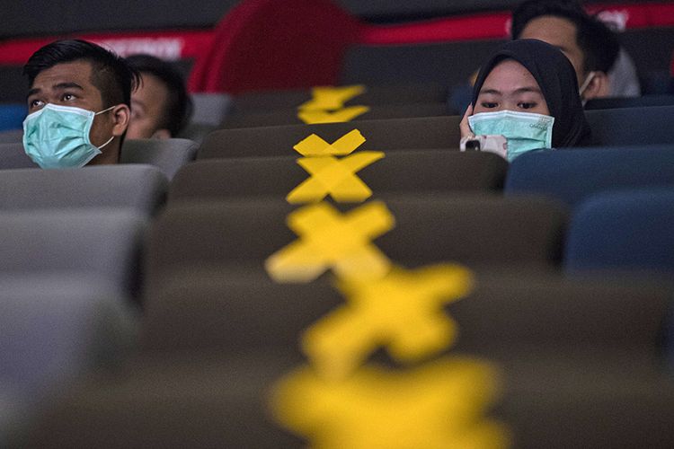 Pengunjung menyaksikan film yang diputar di salah satu bioskop di Palembang, Sumatera Selatan, Rabu (4/11/2020). Pemerintah Kota Palembang kembali mengizinkan bioskop kembali beroperasi dengan menerapkan protokol kesehatan Covid-19.