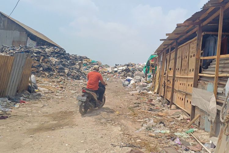 Penampakan Tumpukan Sampah di TPS Liar Cilincing Jakut, Bau Busuk Menyengat
