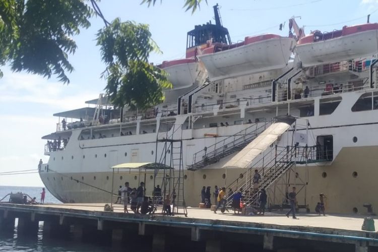 Foto: KM Sirimau sedang bersandar di Pelabuhan Lorens Say Maumere, Kabupaten Sikka. 