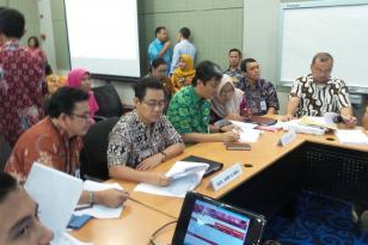 Asisten Sekda bidang Keuangan Andi Baso Mappapoleonro memimpin rapat di bidang yang ia pimpin saat berlangsungnya input e-budgeting RAPBD DKI Jakarta 2015, di Balai Kota, Kamis (19/3/2015)