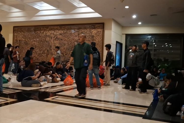 Hari-hari Terakhir di Hotel Sultan, Simpatisan Menginap dan Bentuk Barikade