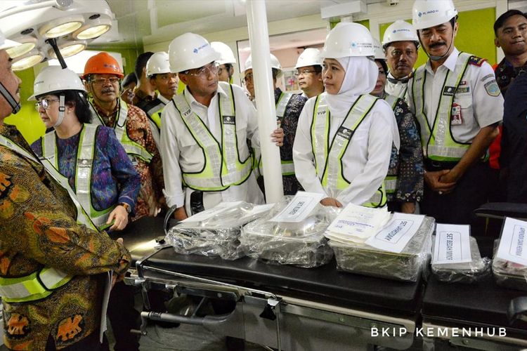 Menteri Perhubungan RI, Menteri Budi Karya Sumadi dan Menteri Kesehatan Nilla F. Moeloek, beserta Gubernur Jawa Timur di Pelabuhan Kalinget, Kecamatan Kalianget, Kabupaten Sumenep, Kamis (15/8/2019) saat meninjau kondisi dan fasilitas kesehatan di dalam rumah sakit terapung.