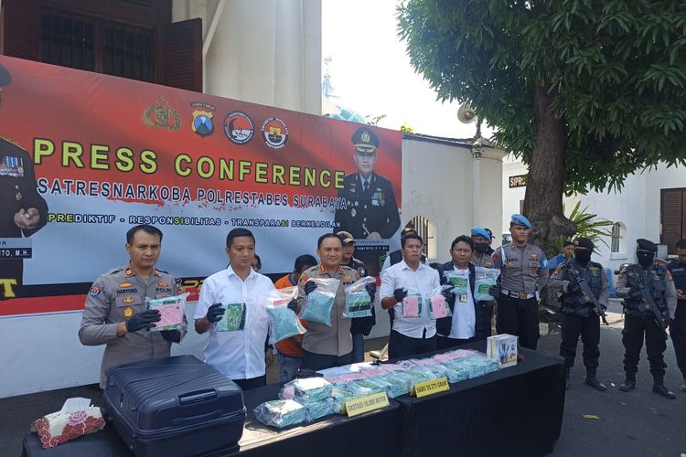 Barang bukti sabu dan pil ekstasi saat berada di Polrestabes Surabaya