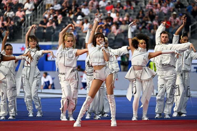 Lisa dan Katy Perry Semarakkan Los Angeles Jelang AS Vs Paraguay