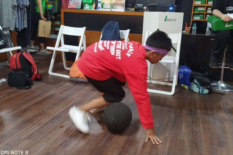 Aksi Bintang, remaja freestyler berusia 12 tahun, saat peluncuran sepatu League Shift Insane di Jakarta, Sabtu (28/5/2022).