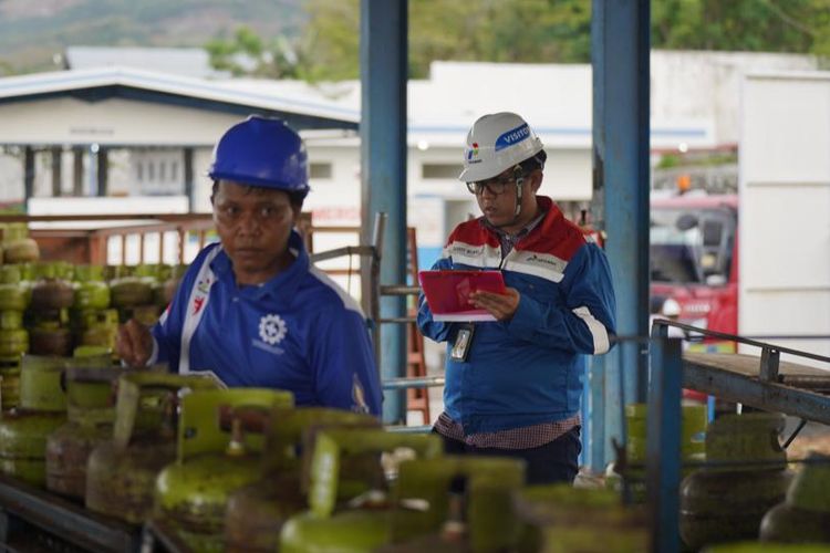 Ilustrasi petugas dari Pertamina tengah mendistribusikan Elpiji 3 kg.