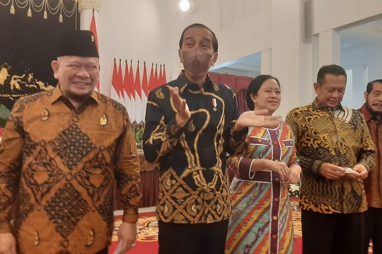 Presiden Joko Widodo memberikan keterangan pers usai bertemu pimpinan lembaga tinggi negara di Istana Negara, Jakarta, Jumat (12/8/2022).