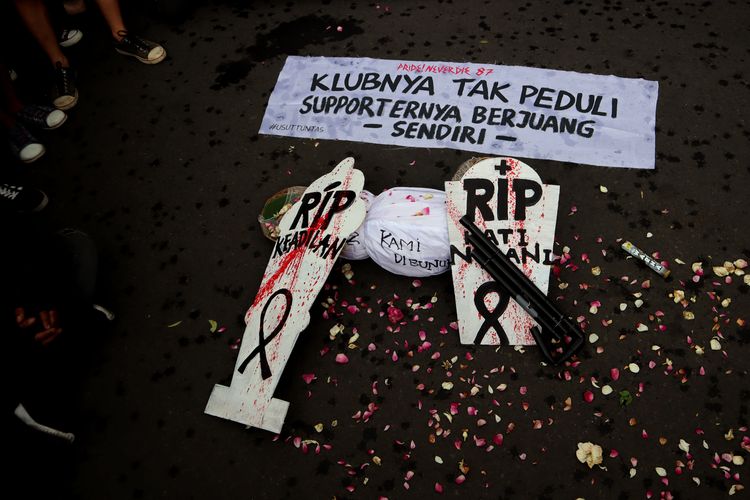 Bentuk protes suporter Arema FC, Aremania saat melakukan aksi damai Tragedi Stadion Kanjuruhan menuntut keadilan yang dilaksanakan di Balai Kota Malang, Kamis (10/11/2022) siang.