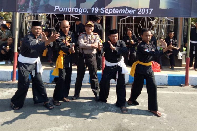 Kapolres Ponorogo, AKBP Suryo Sudarmadi bersama pendekar perguruan pencak silat pasca upacara gelar pasukan aman suro 2017 di Ponorogo, Selasa ( 19/9/2017).