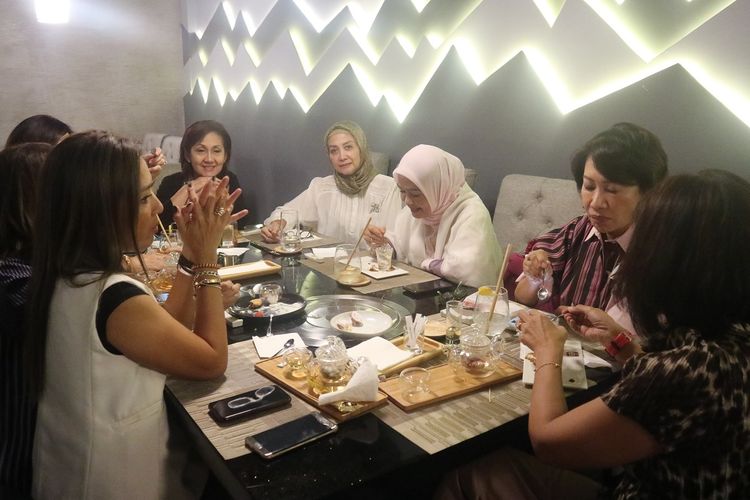 Pengunjung restoran Shin The Korean Grill sedang menikmati santap makan siang pada Kamis (12/12/2019). 