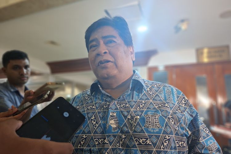 Ketua Bidang Ketenagakerjaan Apindo Bob Azam di Kompleks Parlemen, Jakarta Pusat, Selasa (14/4/2026).