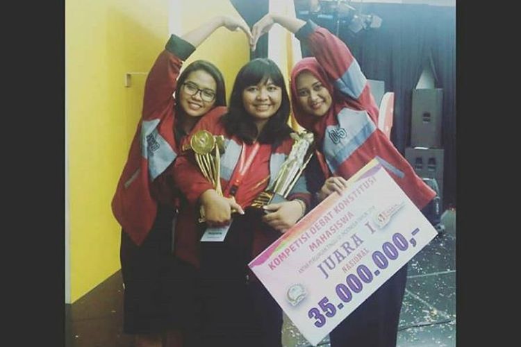 Leony dan tim saat memenangi lomba debat nasional 2018