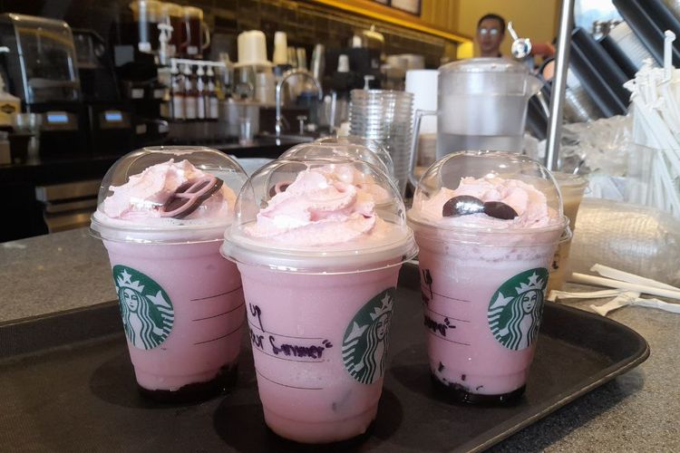 Starbucks berkolaborasi dengan Blackpink, meluncurkan BLACKPINK Strawberry Choco Cream Frappuccino Blended Beverage, Sabtu (22/7/2023).