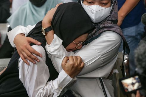 BERITA FOTO: Tangis dan Sujud Syukur Keluarga Usai Arif Rachman Divonis 10 Bulan