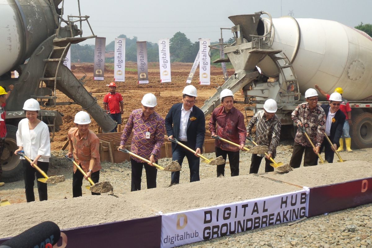 Group CEO Sinarmas Land Michael Widjaja (kelima dari kanan) saat ground breaking kawasan  Digital Hub di BSD City, Kamis (18/5/2017). Kawasan ini akan dibangun menjadi Silicon Valley Indonesia.