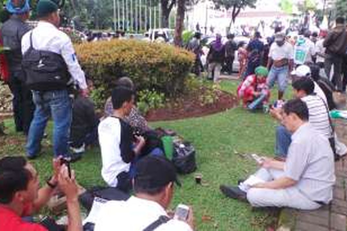 Para pendemo yang berasal dari Aliansi Masyarakat Jakarta Utara (AMJU) terlihat duduk-duduk di taman depan Balai Kota atau sepanjang Jalan Medan Merdeka Selatan, Jakarta Pusat, Selasa (3/5/2016).