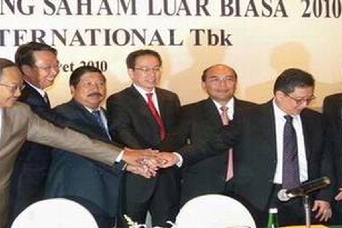 Para Direksi Astra hasil RUPS. Di antaranya Prijono Sugiarto (keempat dari kanan), Johnny Darmawan (ketiga dari kiri) dan Sudirman MR (ketiga dari kanan)