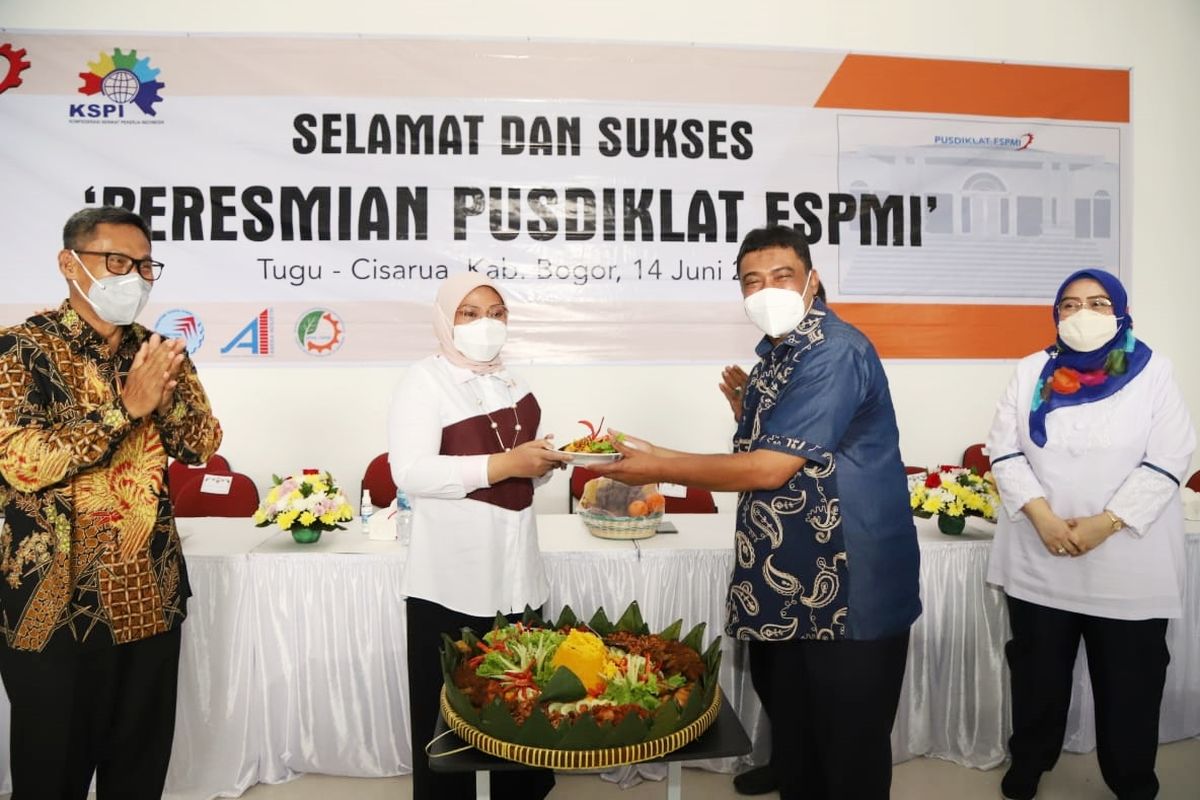 Menteri Ketenagakerjaan (Menaker) Ida Fauziyah saat menerima tumpeng dalam rangka peresmian Pusat Pendidikan dan Pelatihan (Pusdiklat) Federasi Serikat Pekerja Metal Indonesia (FSPMI) di Bogor, pada Senin (14/6/2021).