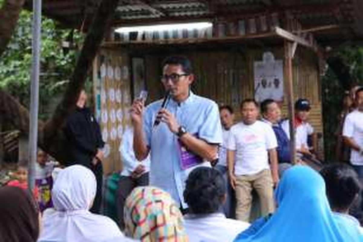 Calon wakil gubernur DKI Jakarta nomor urut 3, Sandiaga Uno, saat berkampanye di Petukangan, Jakarta Selatan, Senin (21/11/2016).  Kedatangan Sandiaga dalam rangka berdiskusi mengenai 23 program unggulan Anies-Sandiaga untuk Jakarta.